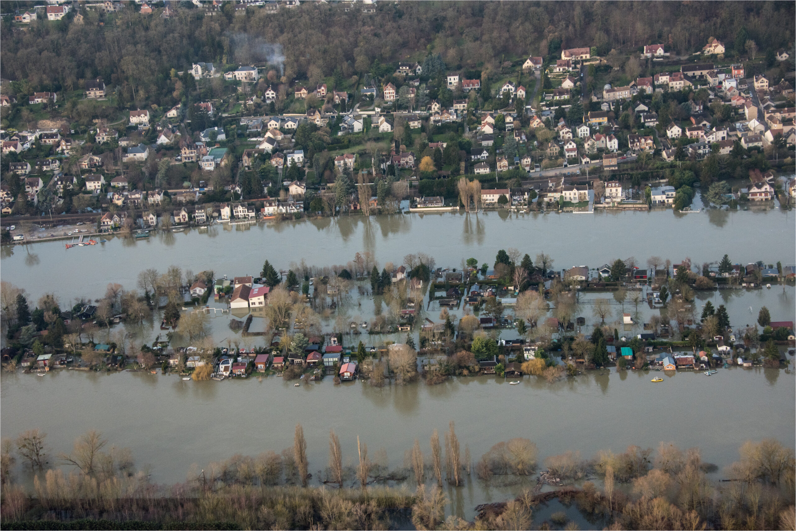 Photo vue de haut inondation du ville en France